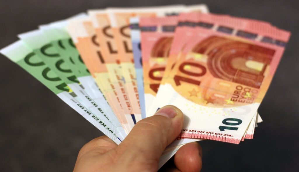 Vrouw krijgt voortdurend brieven met honderden euro's, maar weet niet wie ze stuurt
