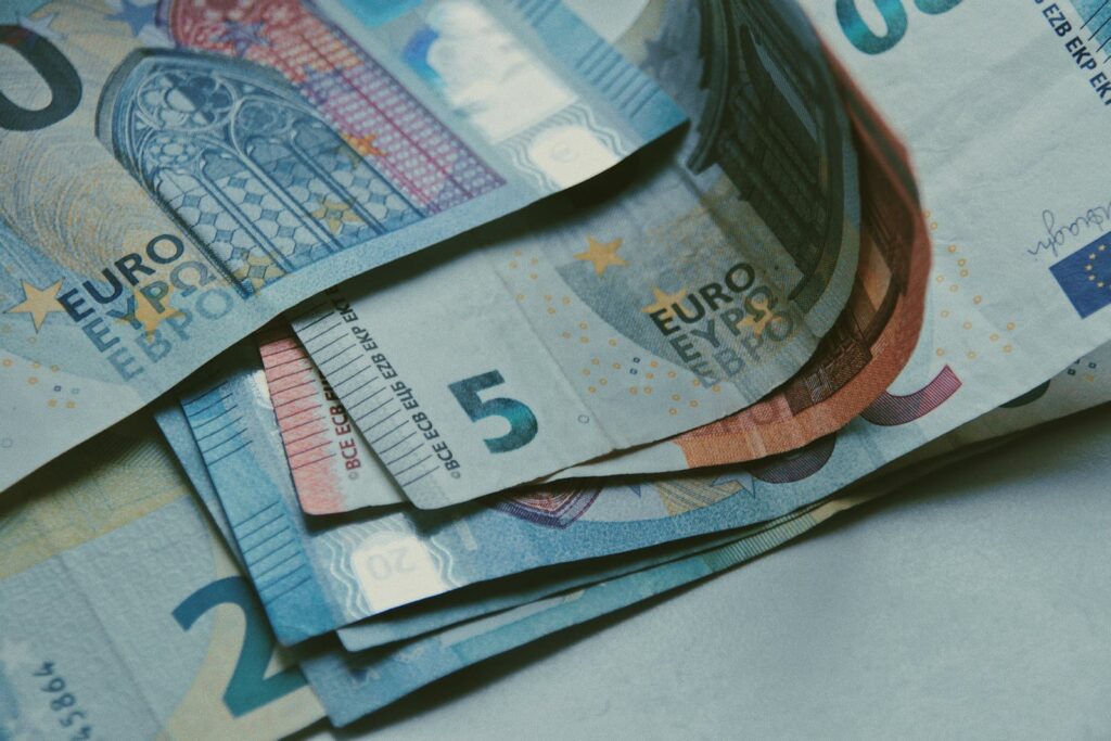 Vrouw krijgt voortdurend brieven met honderden euro's, maar weet niet wie ze stuurt