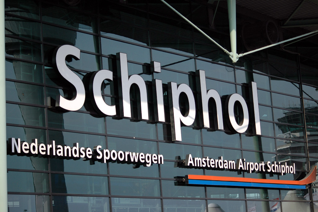 Alles ligt volledig plat: Treinen rijden niet, Schiphol annuleert honderden vluchten