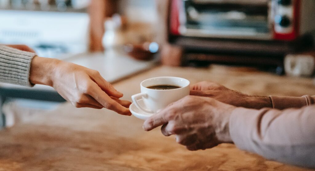 Ouderen in verzorgingstehuis moeten gaan betalen voor een kopje koffie: ''Restaurantprijzen''