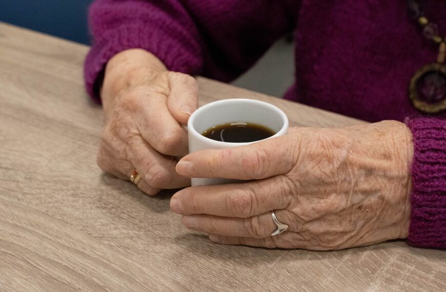 Ouderen in verzorgingstehuis moeten gaan betalen voor een kopje koffie: ''Restaurantprijzen''