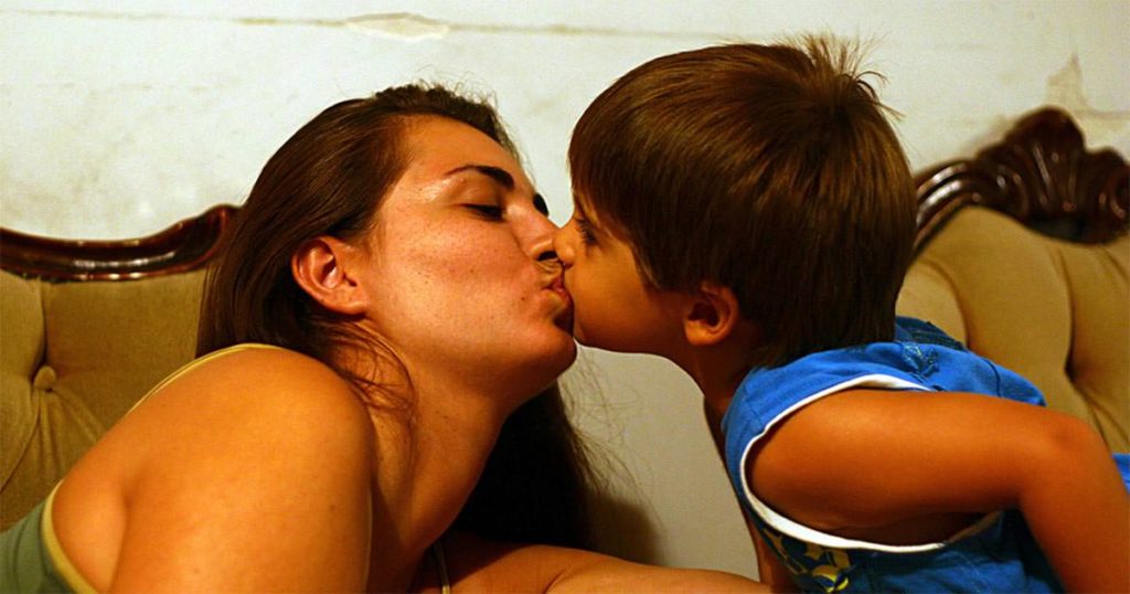 moeder geeft kus op mond van zoontje