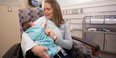 Er bestaat vrijwilligerswerk om drugsverslaafde baby's te genezen door ze te knuffelen
