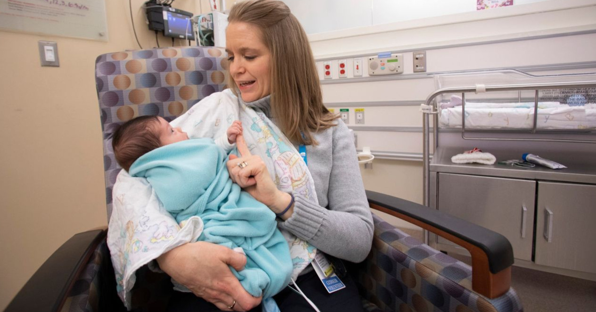 Er bestaat vrijwilligerswerk om drugsverslaafde baby's te genezen door ze te knuffelen