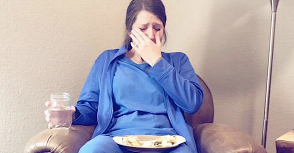 Vermoeide verpleegster breekt uit in tranen na bevalling van een doodgeboren baby terwijl tweelingzus stiekem foto maakt