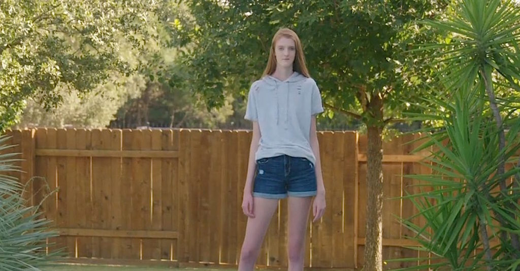 Tiener werd gepest na reeks drastische groeispurten, nu heeft ze de langste benen ter wereld