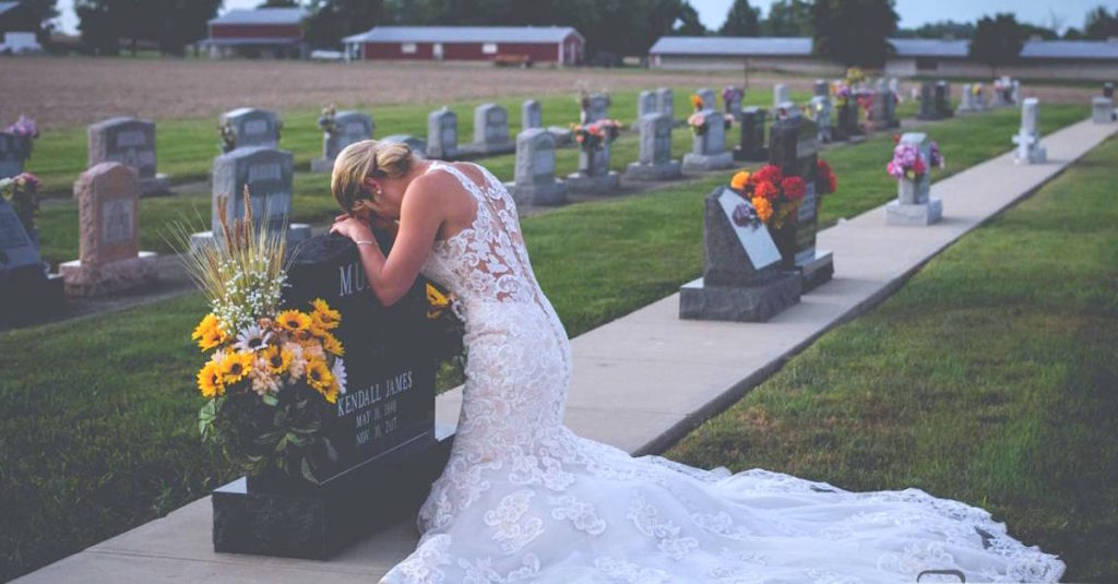 Bruid weigert af te zien van fotoshoot nadat verloofde werd doodgereden door dronken bestuurder voor hun huwelijk