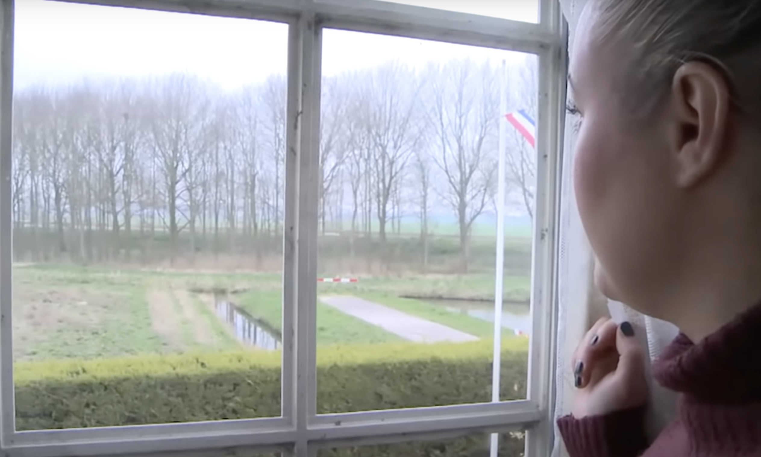 Video: Familie koopt huis met uitzicht op homo ontmoetingsplek: “Soms zijn ze…