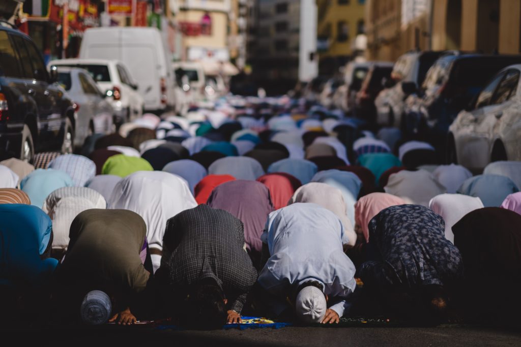 Mark Rutte aan moslims: blijf lekker thuis en maak van je woning een moskee