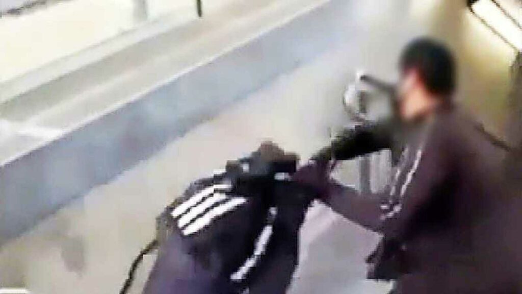 VIDEO: Tiener wordt van trap geschopt op station Kortrijk