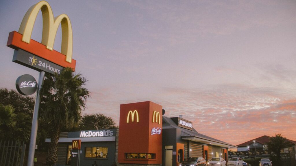 Vrouw gaat tekeer in McDonald’s wegens koude frietjes
