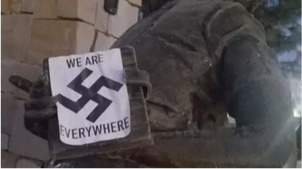 Het enige Anne Frank-monument in de Verenigde Staten is vernield met stickers van hakenkruisen met de woorden: "We zijn overal".