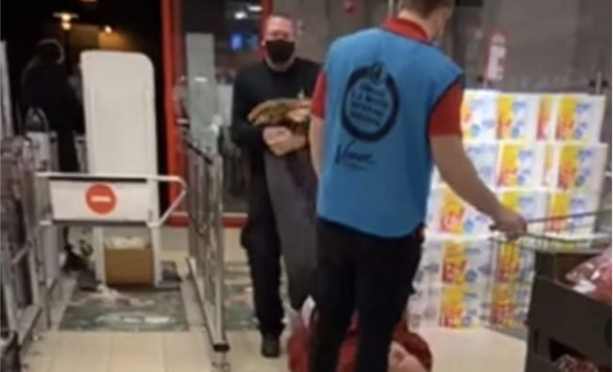 Video: beveiliger sleurt oude man uit winkel na weigeren mondkapje