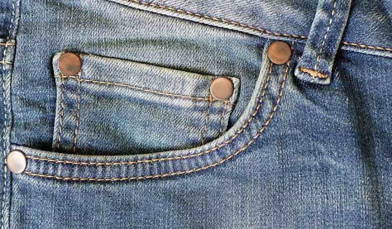 Mysterie ontrafeld: dit is waar het kleine zakje voor is op je spijkerbroek