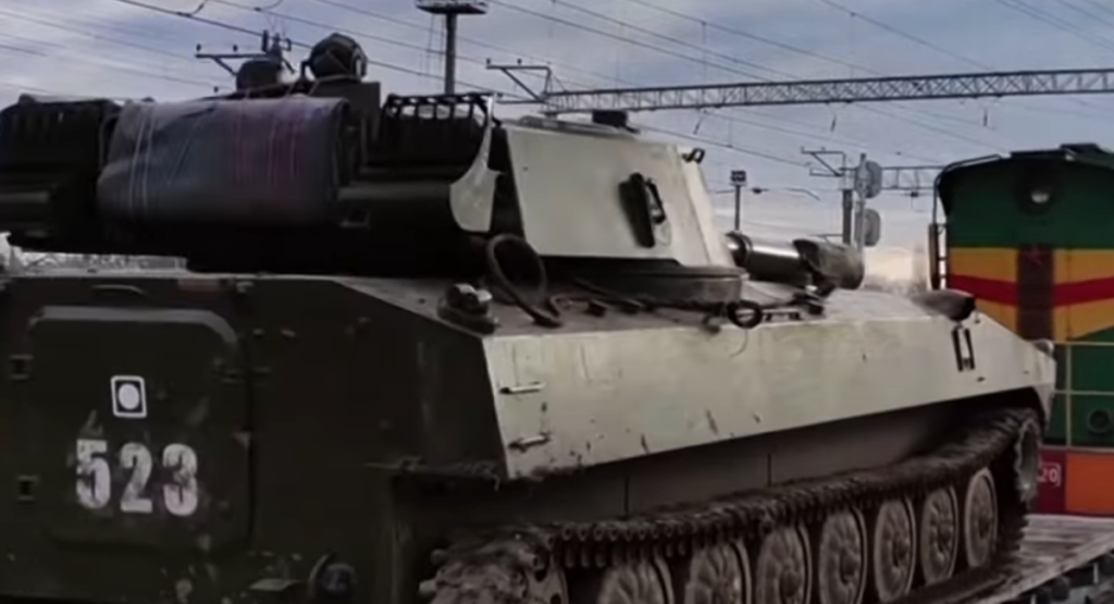 Een Russische tank na beëindiging van de oefeningen rond de grens