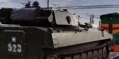 Een Russische tank na beëindiging van de oefeningen rond de grens