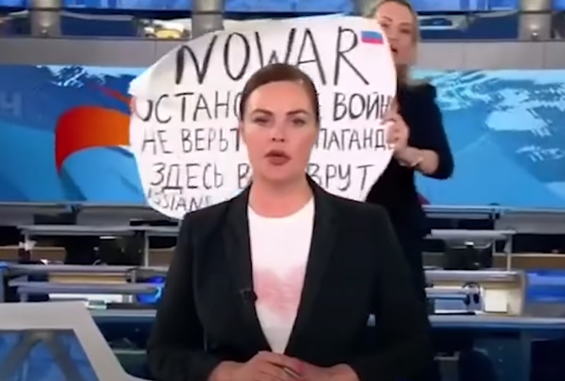 Vrouw protesteert tegen de oorlog