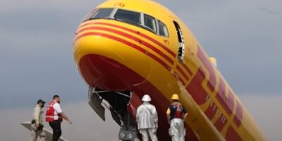 DHL vliegtuig crasht en breekt doormidden