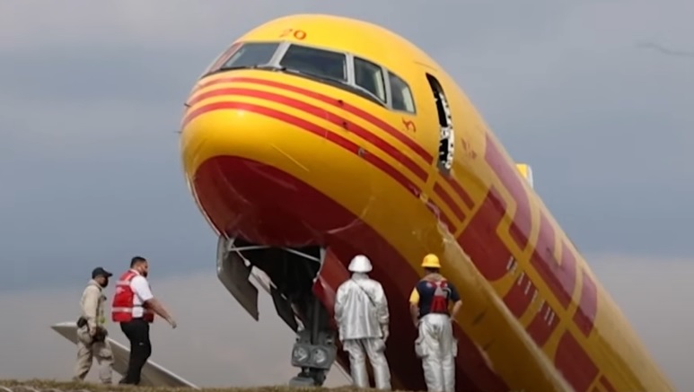 DHL vliegtuig crasht en breekt doormidden