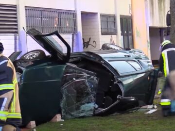 Tieners vallen met auto van bovenste verdieping parkeergarage