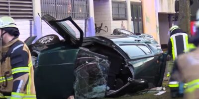 Tieners vallen met auto van bovenste verdieping parkeergarage