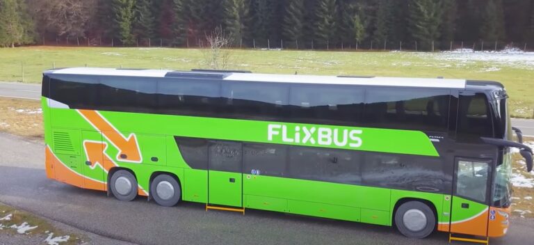 Zwaar busongeval: FlixBus met 45 passagiers aan boord knalt tweemaal tegen brugpijler