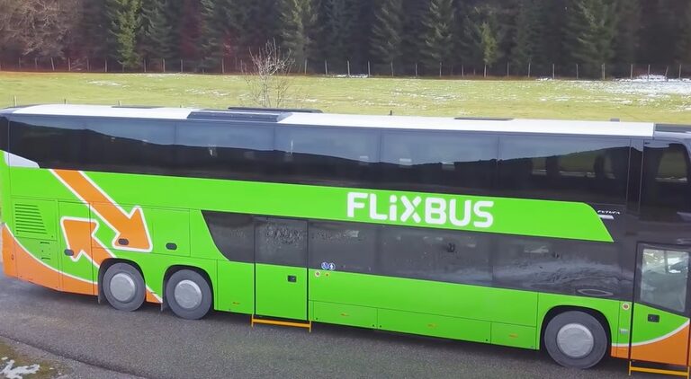 FlixBus met 45 passagiers aan boord knalt tweemaal tegen brugpijler