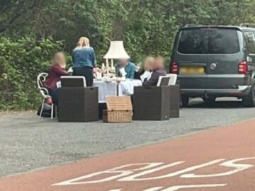 Familie picknickt langs de snelweg