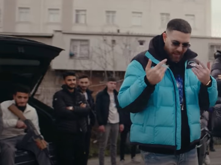 Rapper krijgt 4 jaar cel in Turkije maar blijft in Nederland