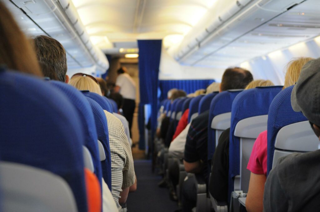 Steward onthult geheim: Zo krijg je GRATIS een betere plaats, en eten en drinken in een vliegtuig