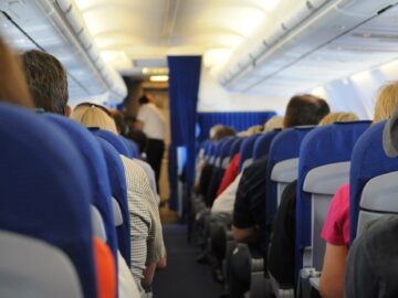 Steward onthult geheim: Zo krijg je GRATIS een betere plaats, en eten en drinken in een vliegtuig