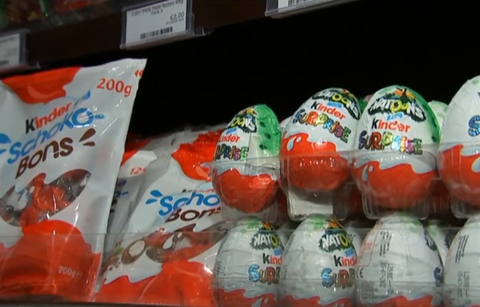 Man die 1000 Kinder Surprise eieren kocht moet ze gedwongen weggooien
