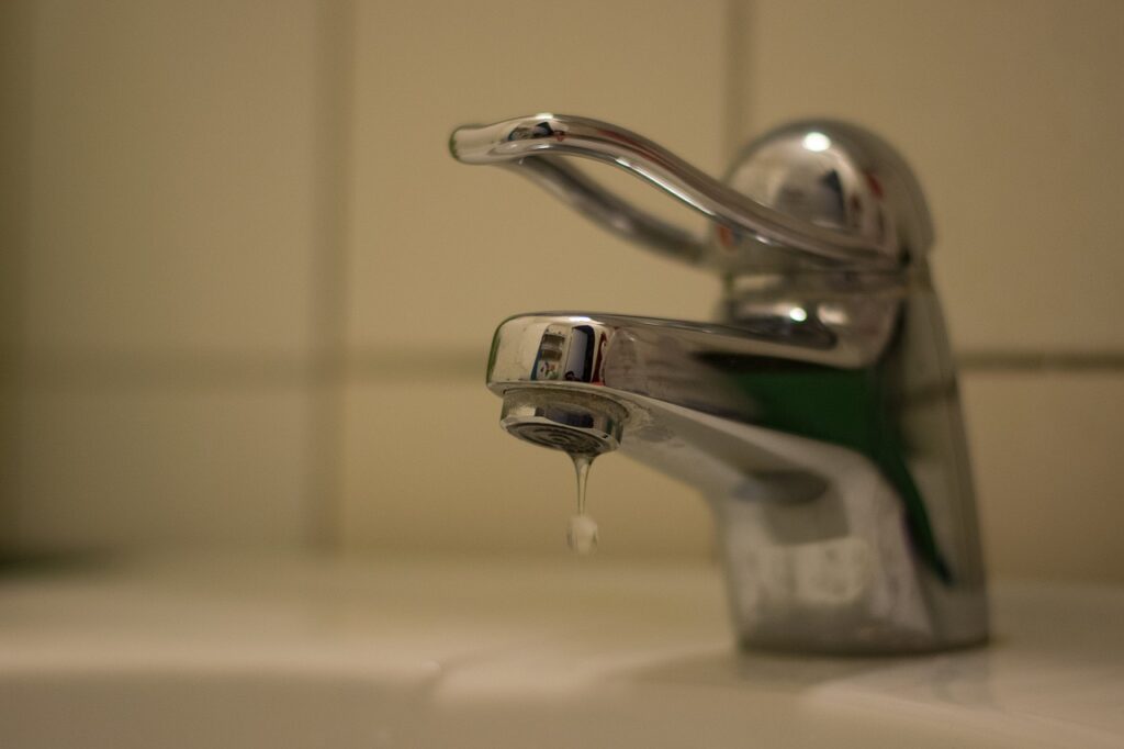 Rechtbank: Gezin met kinderen mag afgesloten worden van drinkwater als de factuur niet betaald wordt