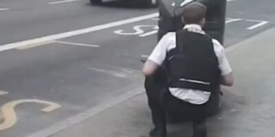 Politieagent wil motor stoppen met spijkermat, maar begaat pijnlijke blunder