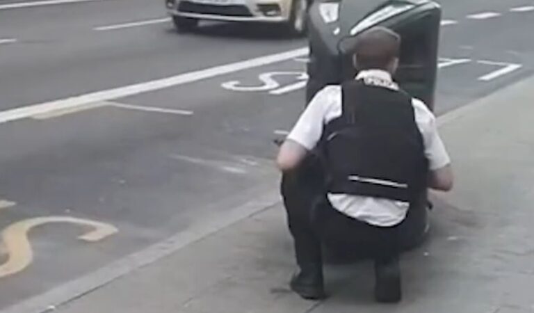 (VIDEO) Politieagent wil motor stoppen met spijkermat, maar begaat pijnlijke blunder