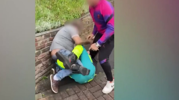 Schokkende beelden: Man en minderjarige zoon proberen ambulancebroeder neer te steken