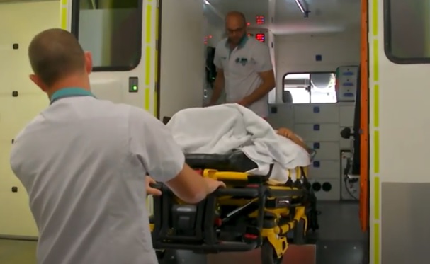 Jongeren dwingen ambulance met hartpatiënt tot remmen