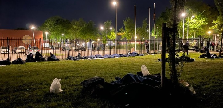 Crisisbeelden uit Ter Apel: Tientallen asielzoekers dreigen op grasveld te moeten slapen