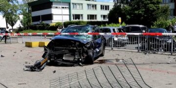 Drama in Enschede: Auto rijdt schoolplein op en richt ravage aan