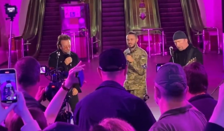 VIDEO: U2 geeft verrassingsconcert in Oekraïens metrostation