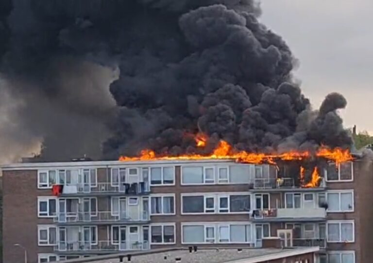 Heftige beelden: Flatgebouw in Dordrecht staat in brand