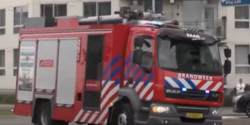 Grote brand in portiekflat Rotterdam: 10 mensen naar ziekenhuis afgevoerd