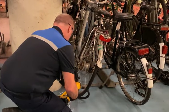 Opgelet: Handhavers gaan weer controleren op 'te lang geparkeerde fietsen'