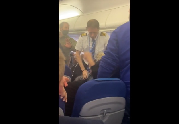 Bizarre beelden: massale vechtpartij in KLM-vliegtuig naar Amsterdam