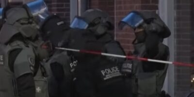 SCHOKKEND: Arrestatieteam voorkomt aanslagen op twee middelbare scholen