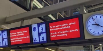 Station Utrecht Centraal ontruimd, explosieven-team politie onderweg