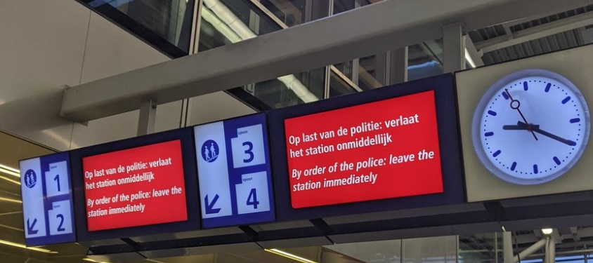 Station Utrecht Centraal ontruimd, explosieven-team politie onderweg