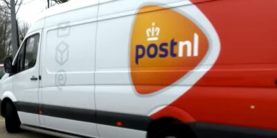 Schokkend: PostNL-busje zonder bestuurder rijdt twee mensen dood