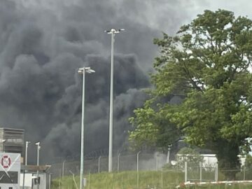 (Beelden) Enorme brand uitgebroken bij vliegveld Genève, metershoge rookwolken