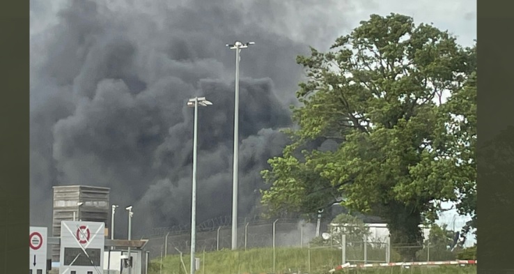 (Beelden) Enorme brand uitgebroken bij vliegveld Genève, metershoge rookwolken